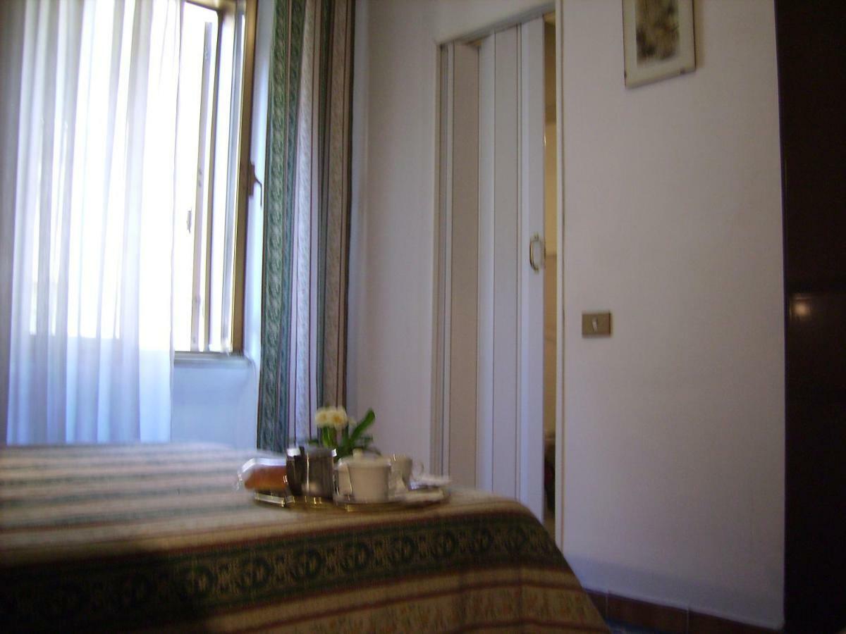 B&B Vaticanrooms ローマ エクステリア 写真